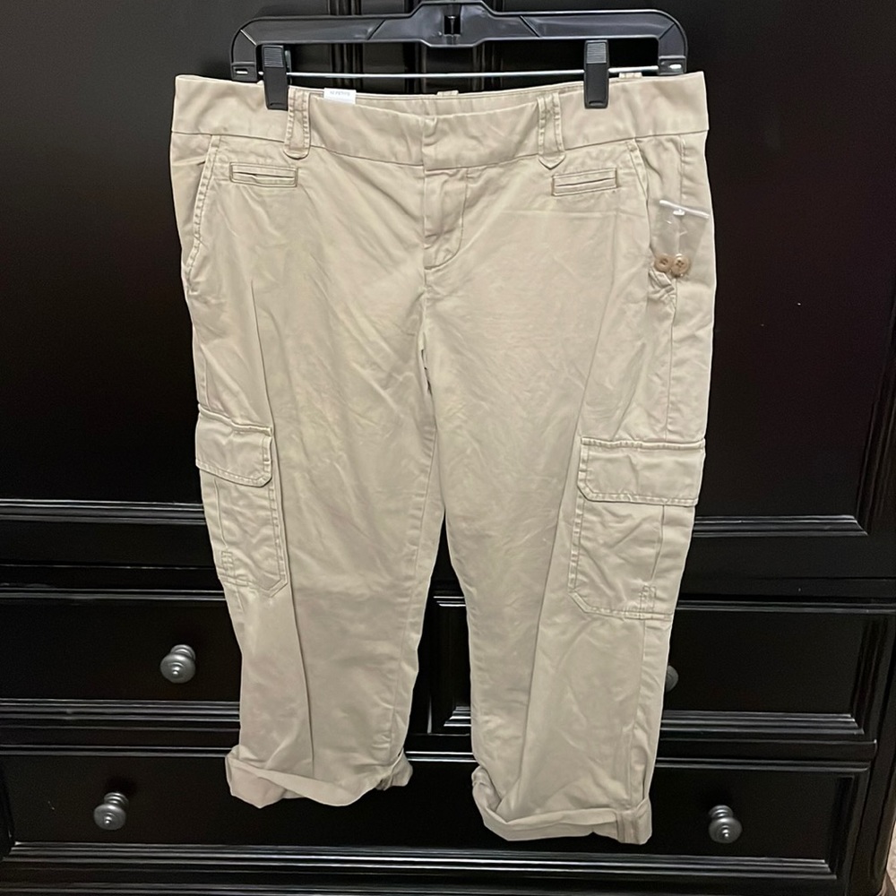 Gap khaki capri pants size 10p nwt